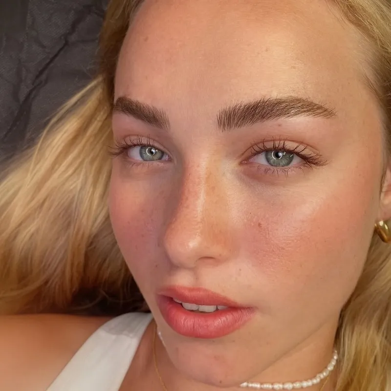 גבות אחרי מיקרובליידינג - תוצאה טבעית